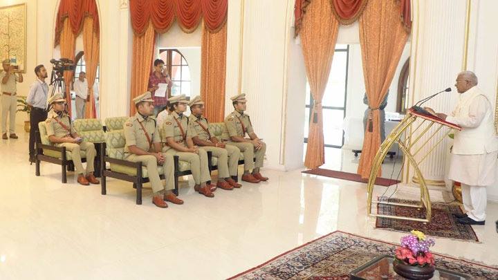 पुलिस सेवा आम नागरिकों के विश्वास की कसौटी : राज्यपाल श्री पटेल